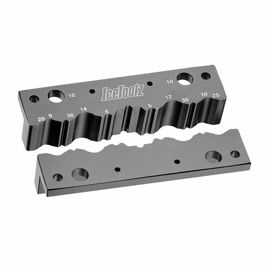 Magnetic jaws for axle vise - image