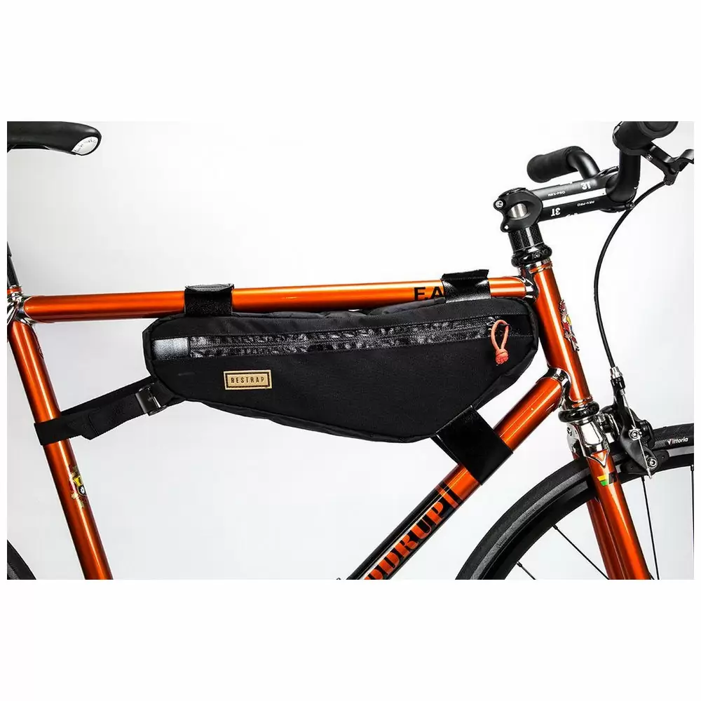 Bolsa Restrap mediana en color negro para cuadro de bicicleta