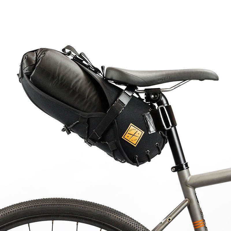 Satteltaschenholster & Dry Bag 8 Liter schwarz / schwarz tragen