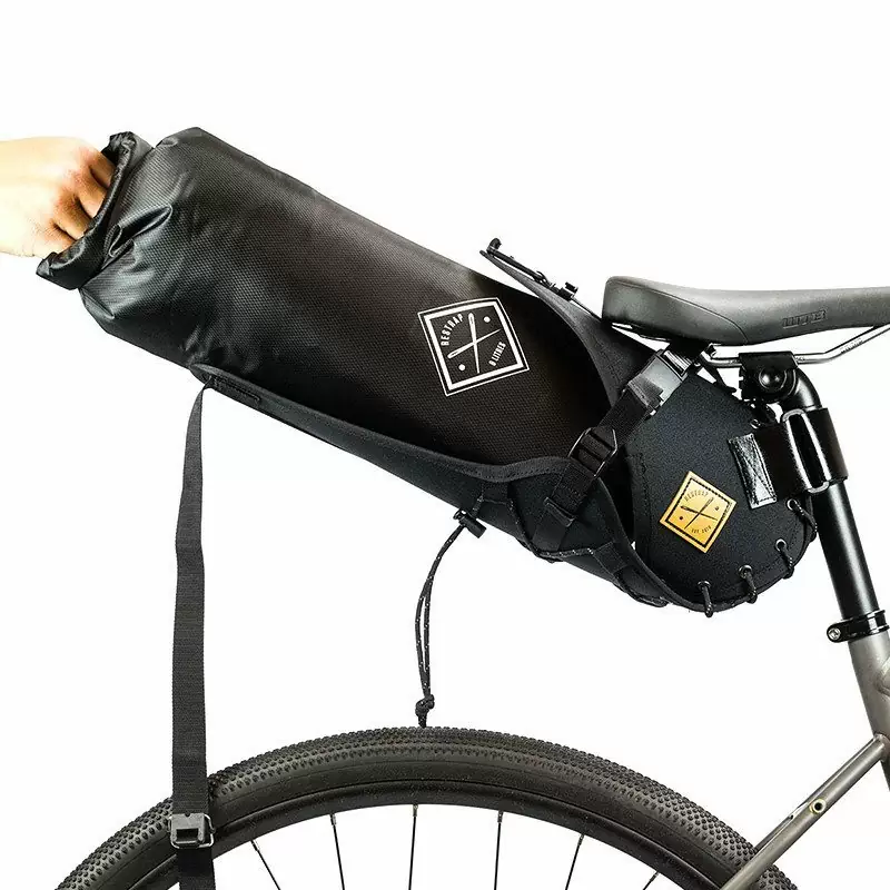 Satteltaschenholster & Dry Bag 8 Liter schwarz / schwarz tragen #1
