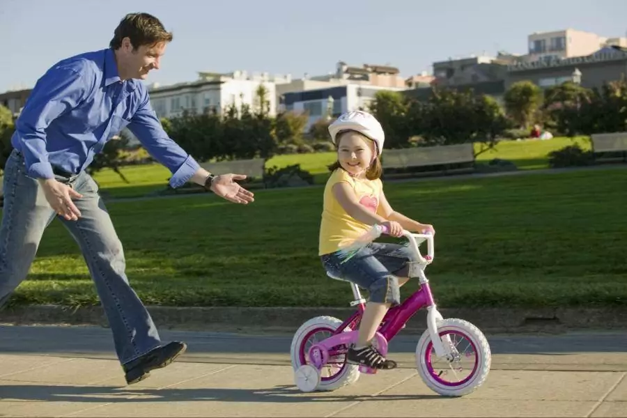 In bici con mamma e papà - image