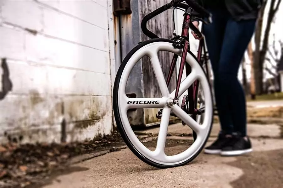 5-spoke carbon fibre Encore wheels - image