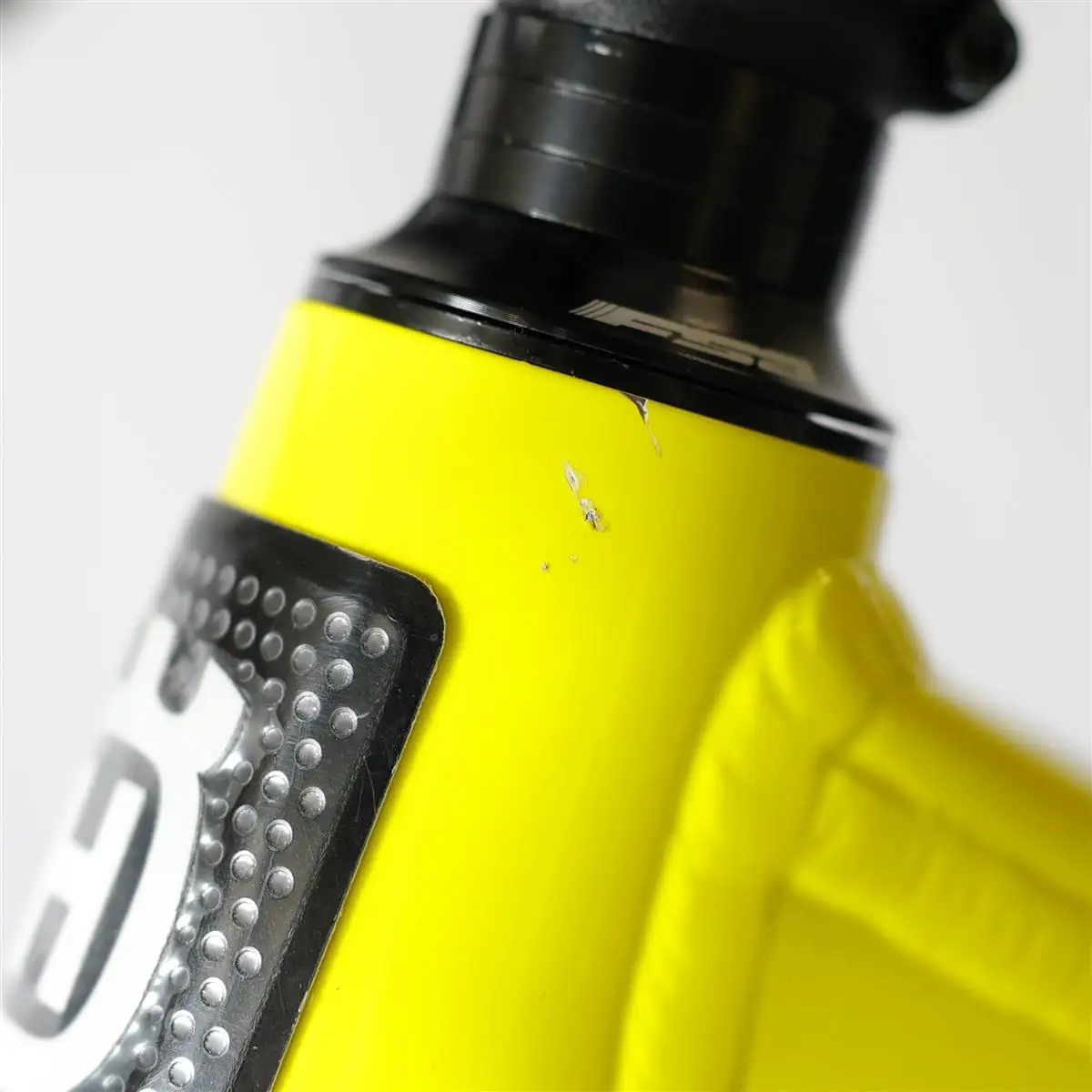 Danno estetico ebike Bambino Young Cross YC5 24'' 80mm 8v 237wh Mahle X30 Giallo Taglia Unica #1