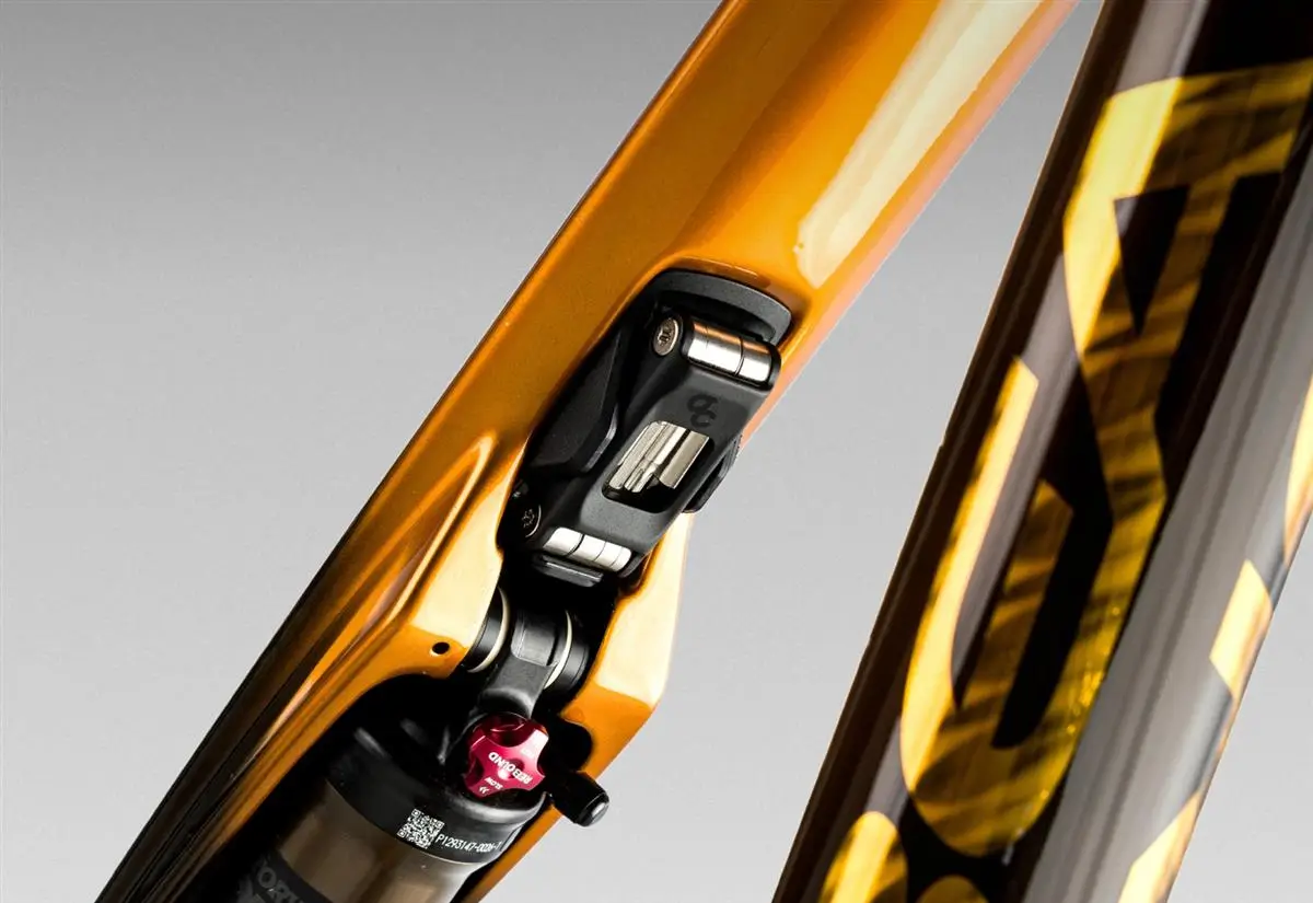 Orbea Oiz in Action Uphill