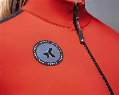 Detailansicht von Gobik-Trikot und -Handschuhen aus der Winterkollektion